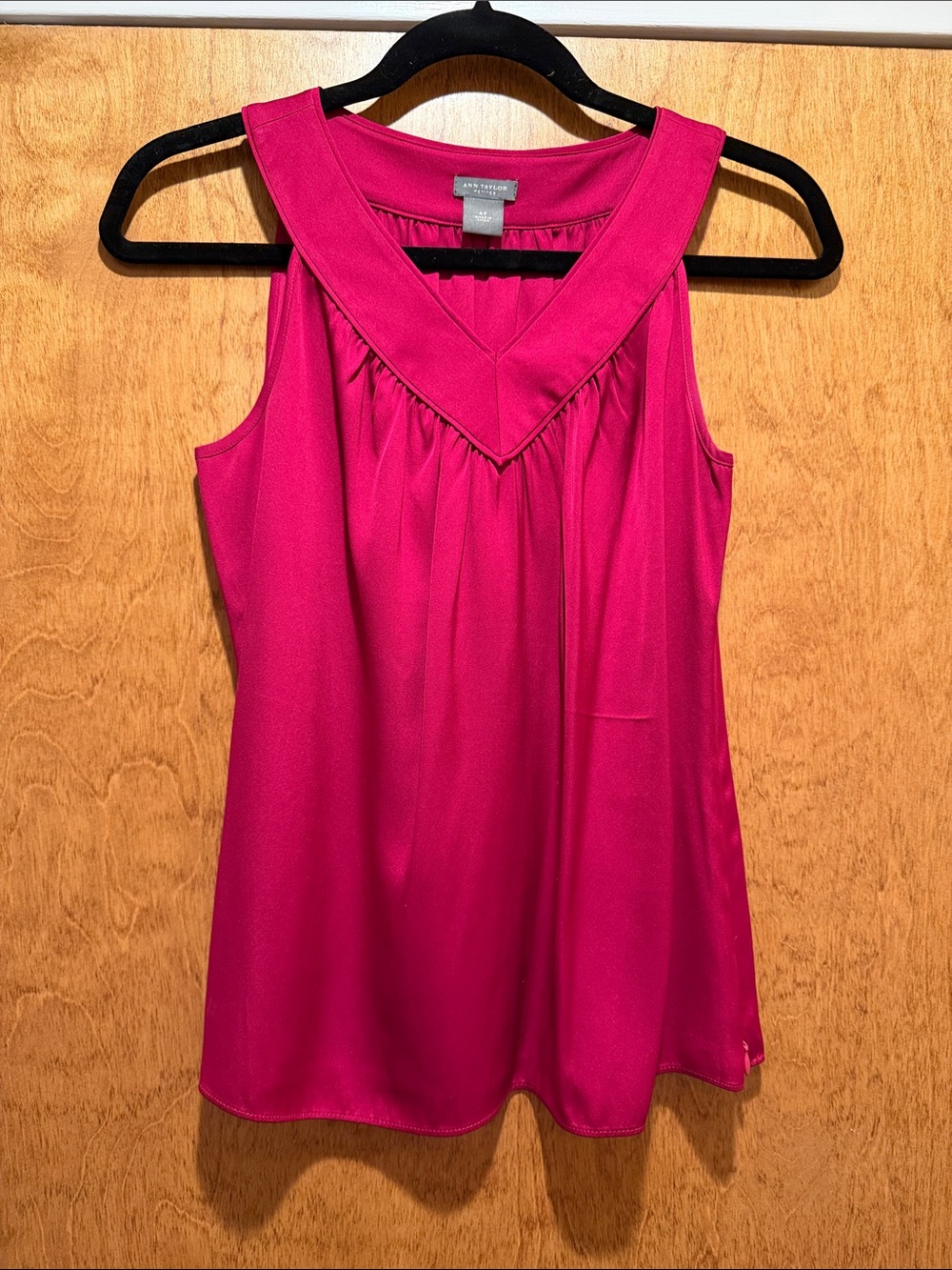 Ann Taylor Bright Fuchsia V‑Neck Sleeveless Camisole